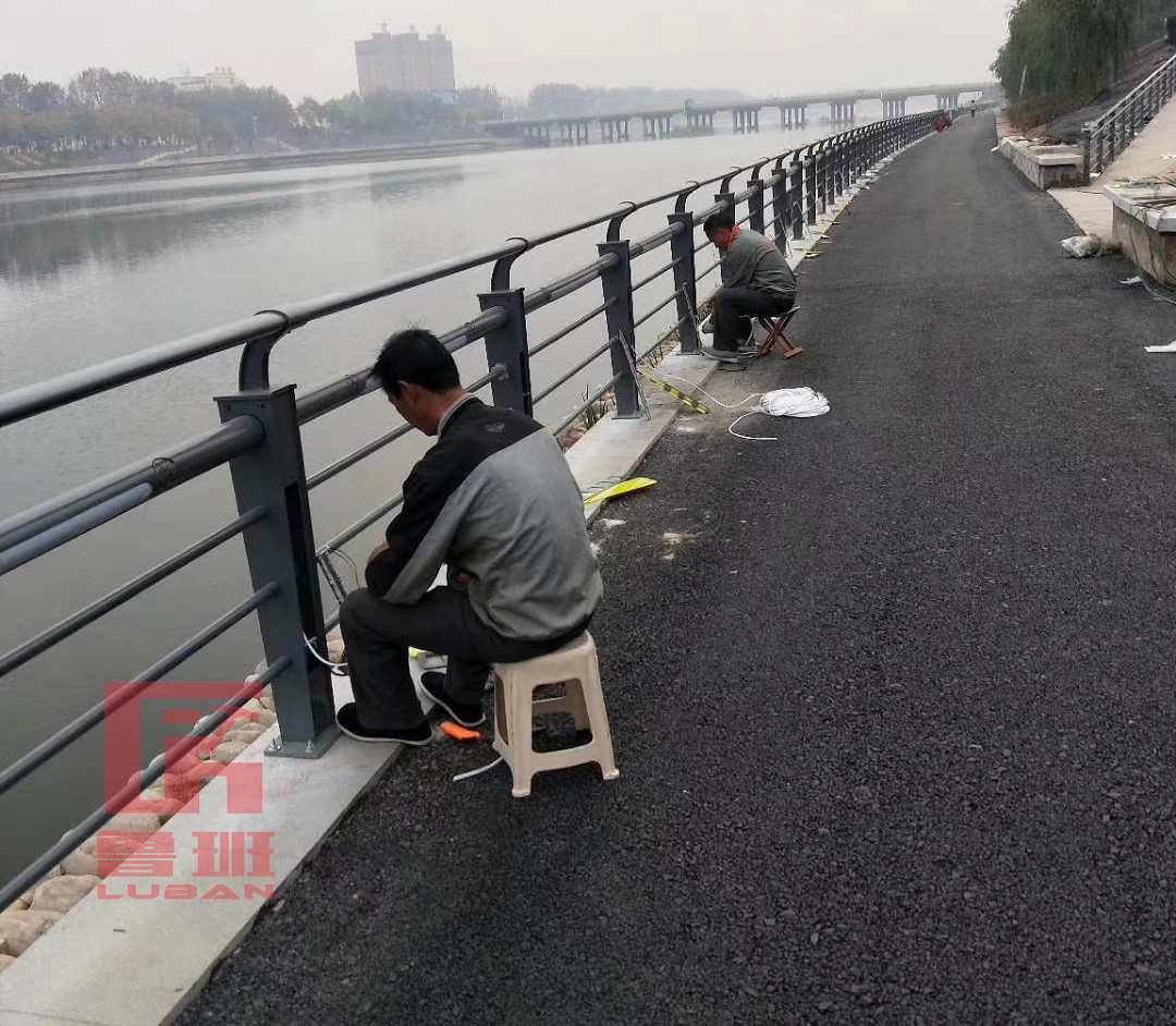 河南南阳景观灯光河道护栏安装现场